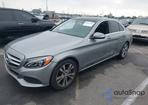 2015 Mercedes-Benz C 300 4Matic/Luxury 4Matic/Sport 4Matic z USA, uszkodzony, nr VIN 55SWF4KB6FU042647